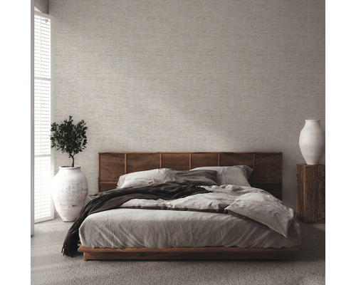 Slaapkamer met tweepersoonsbed, nachtkastje en kamerplant in vaas