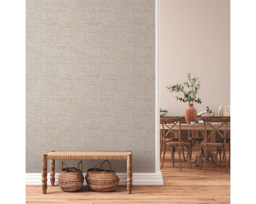 Interieur met patroonbehang, houten bank en eethoek