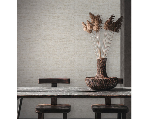 Beige textielbehang in interieur met houten tafel en decoratie