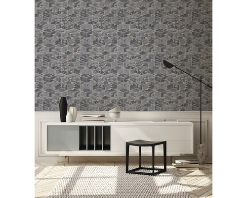 Woonkamer met behang met kubusmotief, dressoir en decoraties.