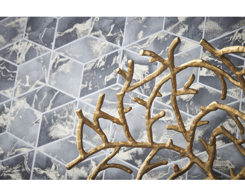 Close-up van een wanddecoratie met abstracte vormen en grafisch achtergrondpatroon