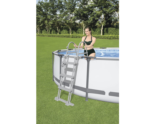 Opzetzwembad met ladder en vrouw in de tuin