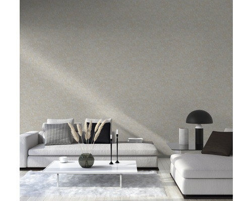 Woonkamer met beige behang, bank en decoratie
