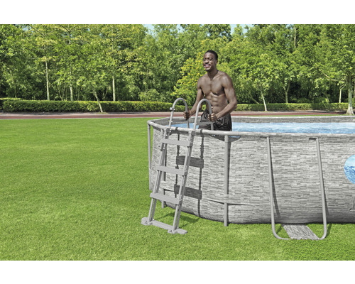 Opzetzwembad met ladder in de tuin
