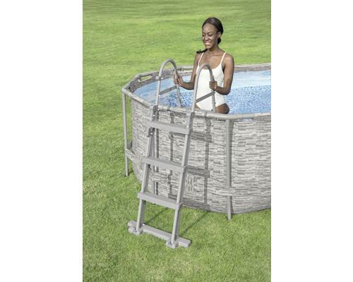 Opzetzwembad met ladder en vrouw in het water