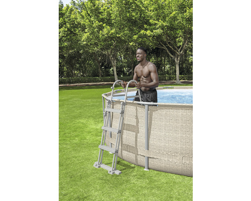 Opzetzwembad met ladder en persoon in de tuin