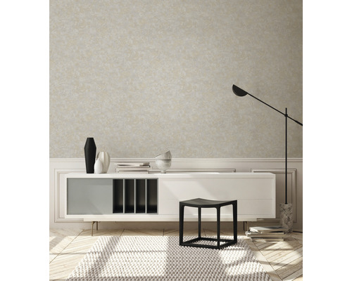 Voorbeeld van een ingerichte woonkamer met behang met patroon, dressoir, lamp en vloerkleed