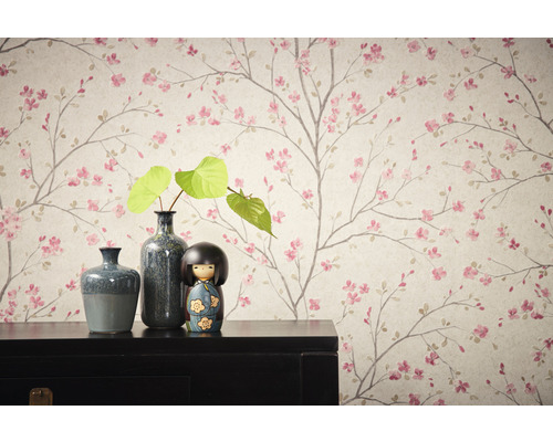 Decoratief interieur met gedessineerd behang, vazen en een houten pop op een dressoir