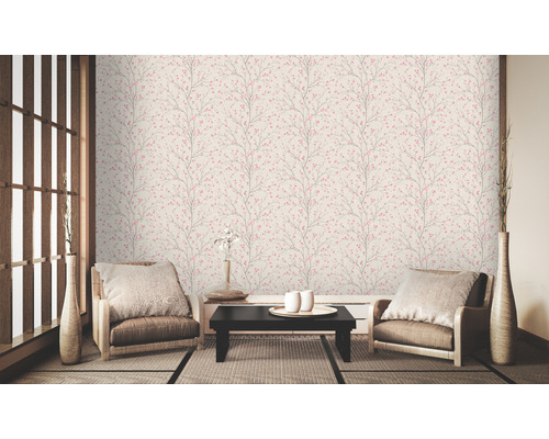 Decoratieve woonkamer met bloemenbehang, fauteuils en tafel.