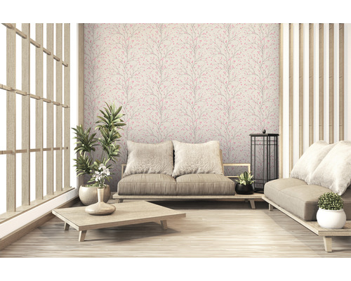 Lichte kamer met bloemenbehang, houten meubels en planten