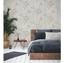 Slaapkamer met behang met motief, houten bed en kamerplant.