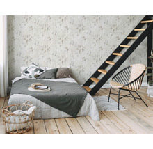 Slaapkamer met bed, ladder en stoel in een lichte en georganiseerde stijl