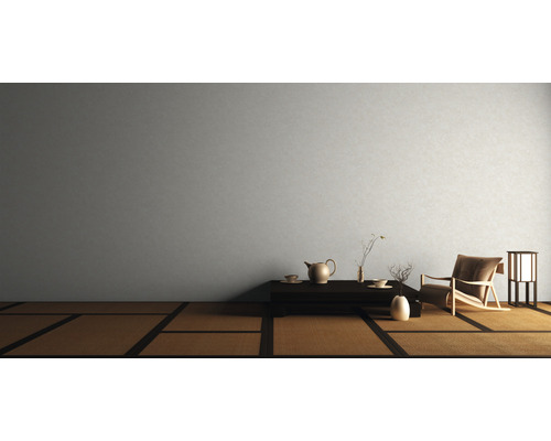 Lichte, minimalistische interieurinrichting met tatami-matten, lage tafel, theepot, fauteuil en lamp.