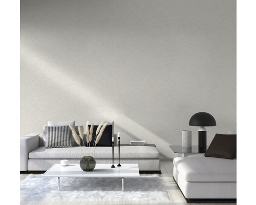 Woonkamer met bank, tafel en decoratie voor een lichte wand