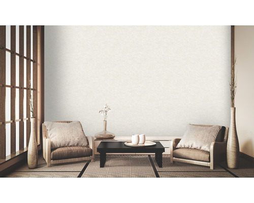 Decoratieve wandbekleding met behang in een lichte woonkamer met tatami-matten, fauteuils en decoratie