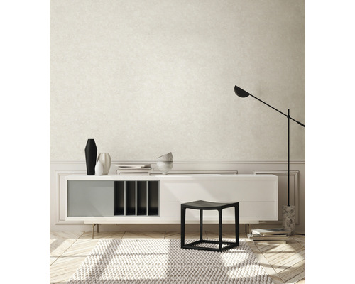 Woonkamer met dressoir, kruk, vloerlamp en tapijt