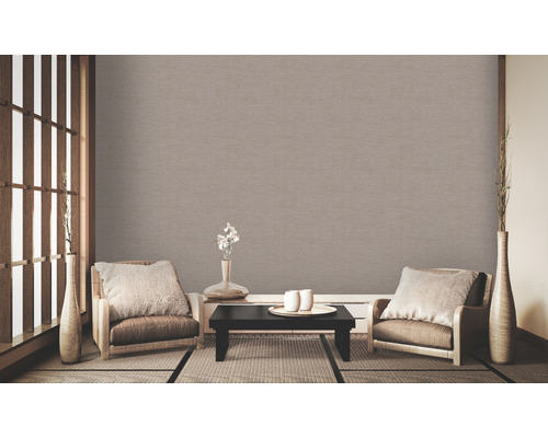 Woonkamer met bruin structuurbehang, twee stoelen en tafel