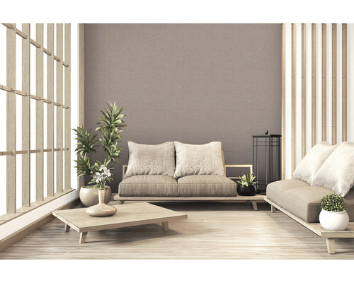 Lichte woonkamer in Japanse stijl met houten meubels, banken en planten