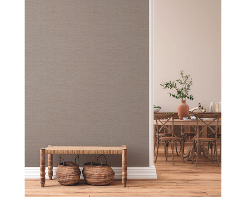 Woonkamer met effen behang, bankje en houten vloer