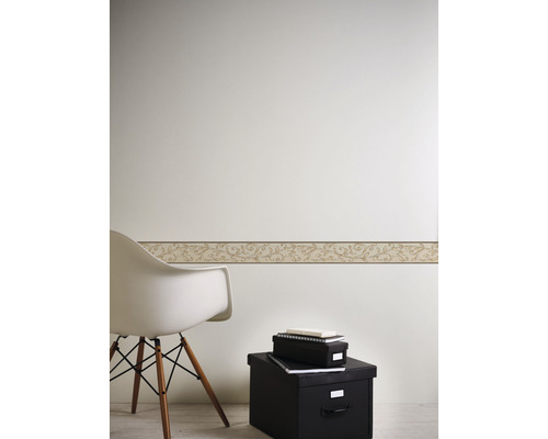 Muur met rand, stoel en opbergdozen