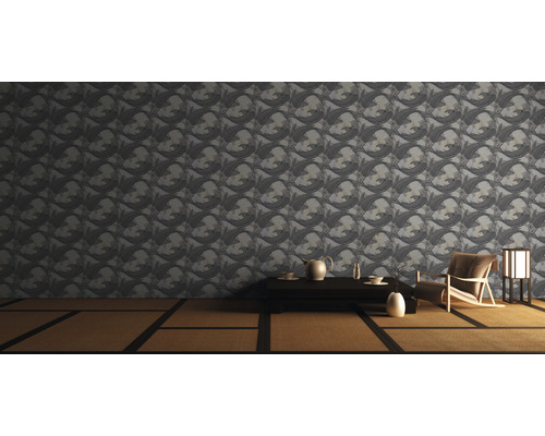 Woonkamer met patroonbehang, tafel, stoel en lamp