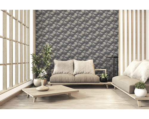 Woonkamer met patroonbehang, bank en houten elementen.