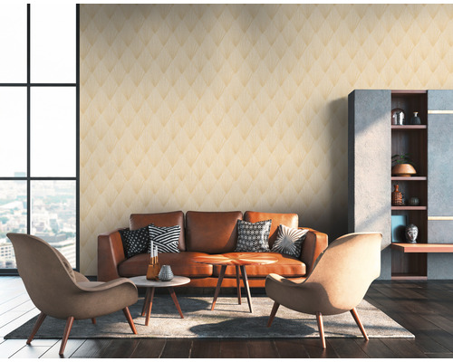 Woonkamer met patroonbehang, bank en fauteuils