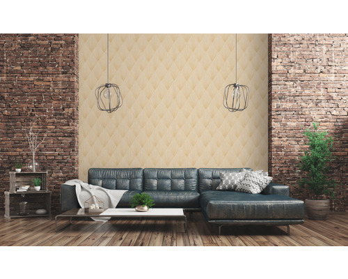 Woonkamer met bank, tafel, decoratie, wandbekleding en bakstenen muur