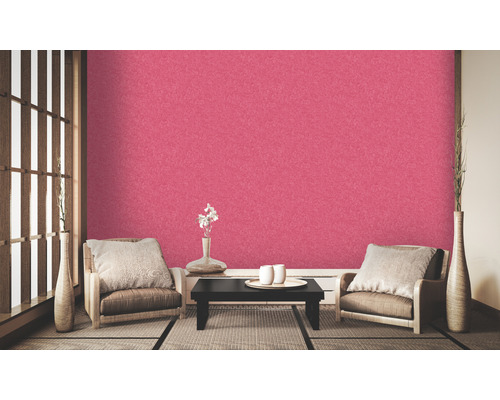 Aziatisch ingerichte kamer met wandbekleding en zitmogelijkheden