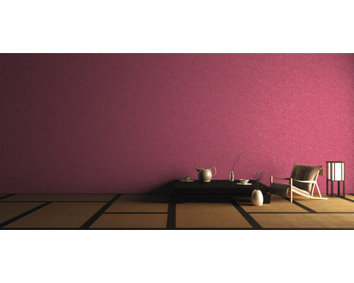 Aziatisch ingerichte kamer met tatamivloer, donkere tafel, theeservies, fauteuil en lamp voor een muur