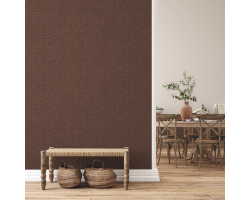 Woonkamer met patroonbehang, houten bank en eettafel