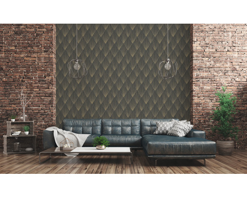 Woonkamer met patroonbehang, hoekbank en bakstenen muur