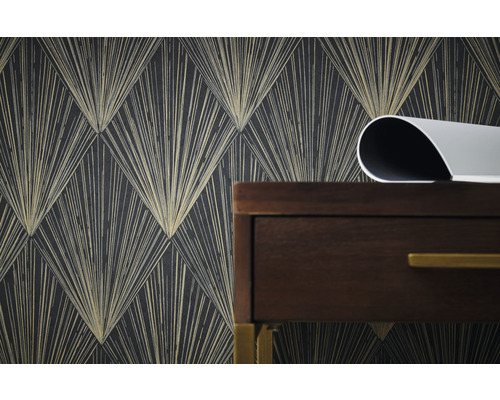 Behang met geometrisch patroon en een ladekast