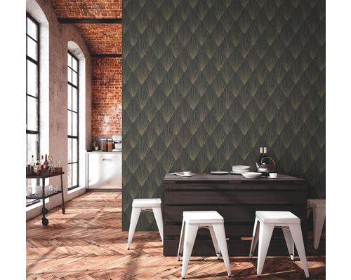 Kameroverzicht met patroonbehang, eettafel en krukken