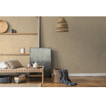Decoratieve woonkamer met behang met patroon en houten meubels.