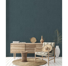Woonkamer met houten dressoir, fauteuil, bijzettafel en decoratie