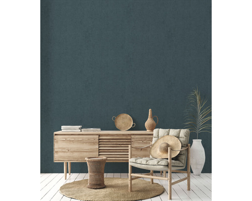 Woonkamer met houten dressoir, fauteuil, bijzettafel en decoratie