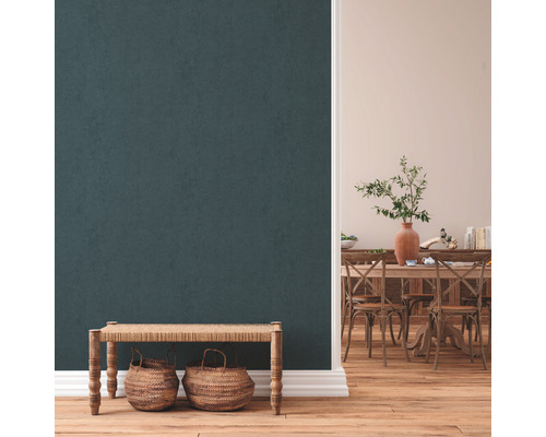 Woonkamer met zitbank, manden en eettafel