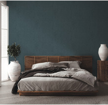 Slaapkamer met bed, nachtkastje en decoraties