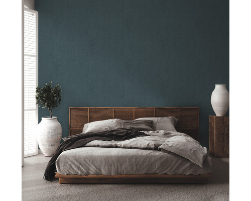 Slaapkamer met bed, nachtkastje en decoraties