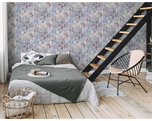Slaapkamer met bed, ladder en behang met abstract patroon