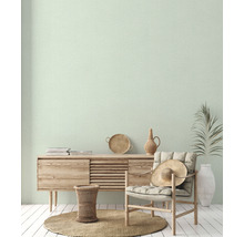 Lichte ruimte met dressoir, fauteuil en decoraties
