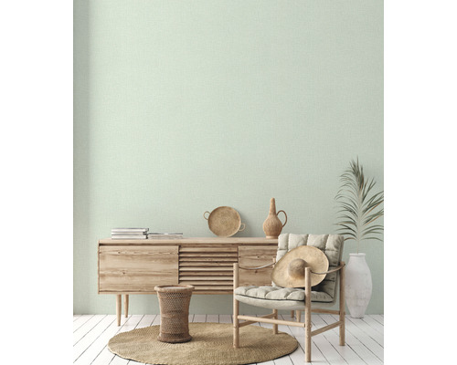 Lichte ruimte met dressoir, fauteuil en decoraties