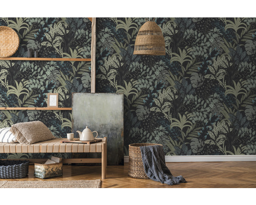 Woonkamer met junglebehang, houten plank en rotan meubels voor een natuurlijke sfeer.