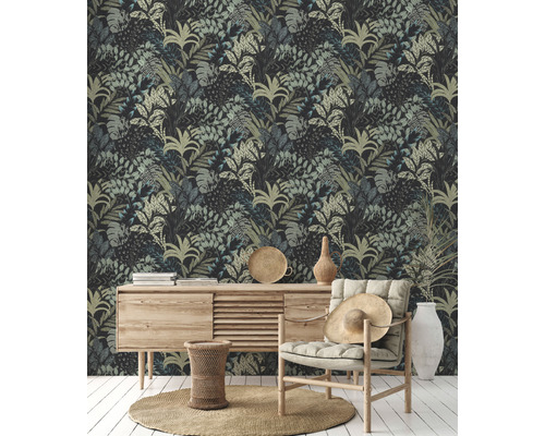 Woonkamer met junglebehang, houten dressoir en fauteuil