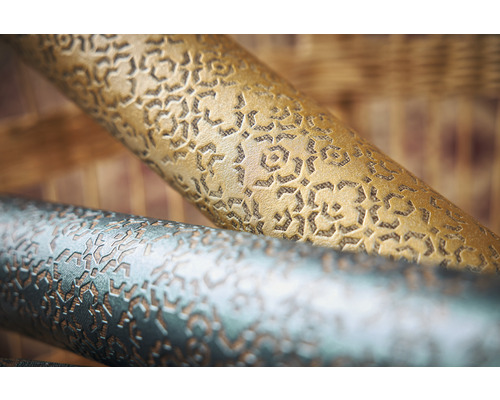 Close-up van twee gestructureerde buizen met sterpatroon