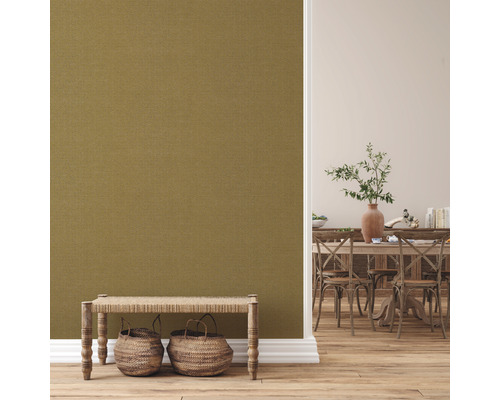 Woonkamer met textielbehang, zitbank en eethoek