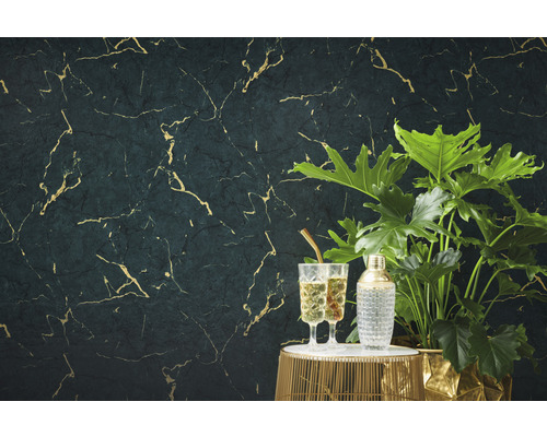 Wanddecoratie met marmerlook, decoratie met drankjes en plant