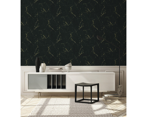 Woonkamer met zwart marmeren behang en witte meubels voor een elegante sfeer