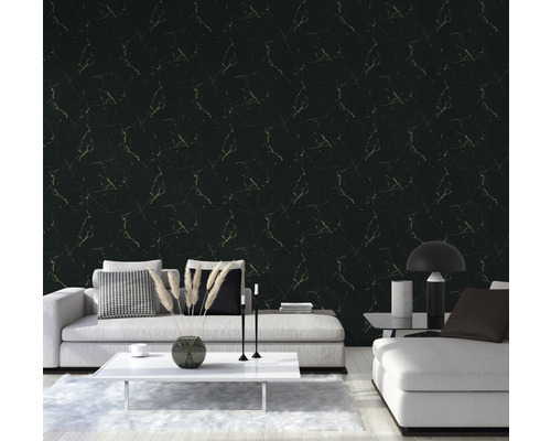 Woonkamer met zwart marmerbehang en witte meubels.